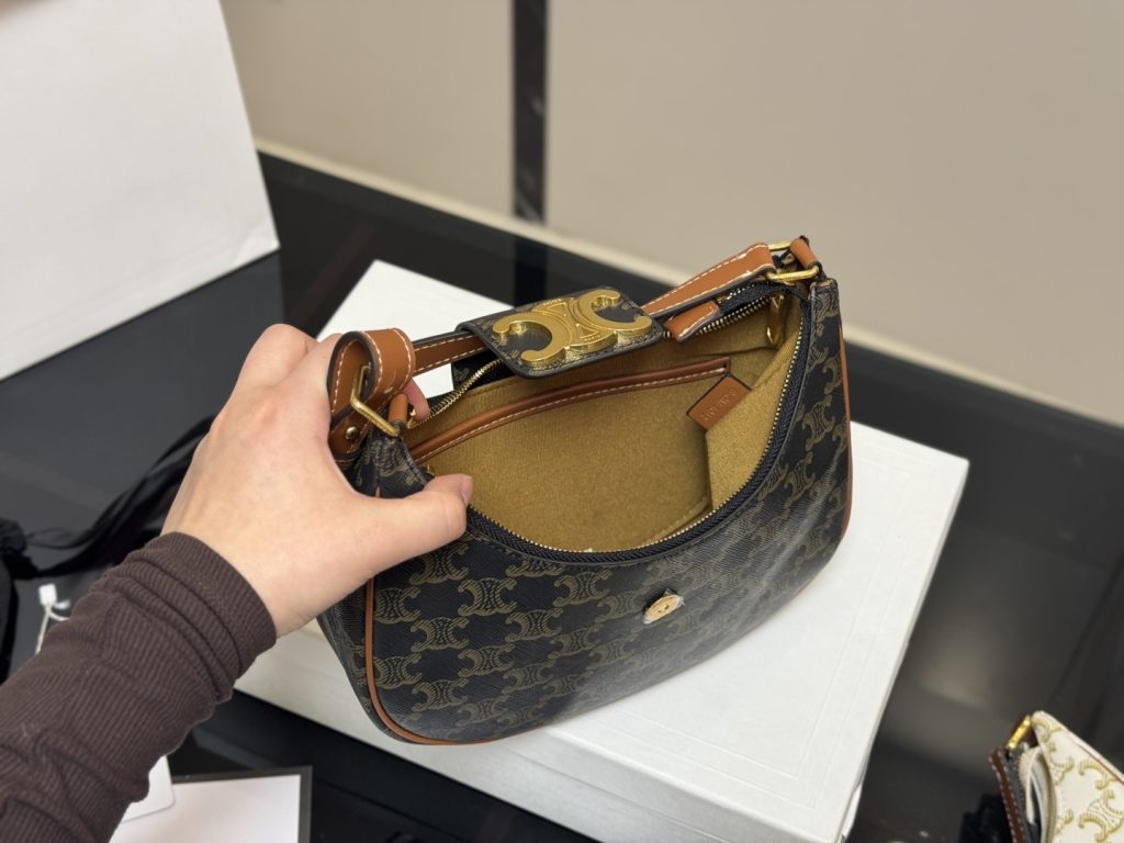 セリーヌ ショルダーバッグ 上質なモノグラムキャンバスと落ち着いたブラウン 大人女性に似合う長く愛用できる定番モデル - 画像 4