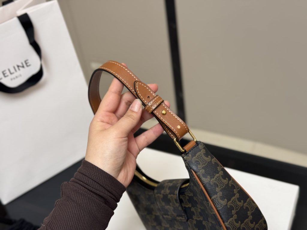 セリーヌ ショルダーバッグ 上質なモノグラムキャンバスと落ち着いたブラウン 大人女性に似合う長く愛用できる定番モデル - 画像 6