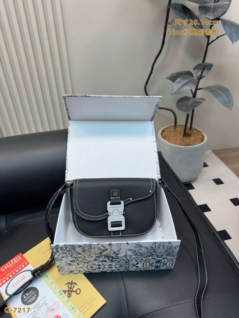 Dior モノグラム バッグ｜モノグラムと荷物を入れた時の形を実用目線で確認 - 商品画像 1