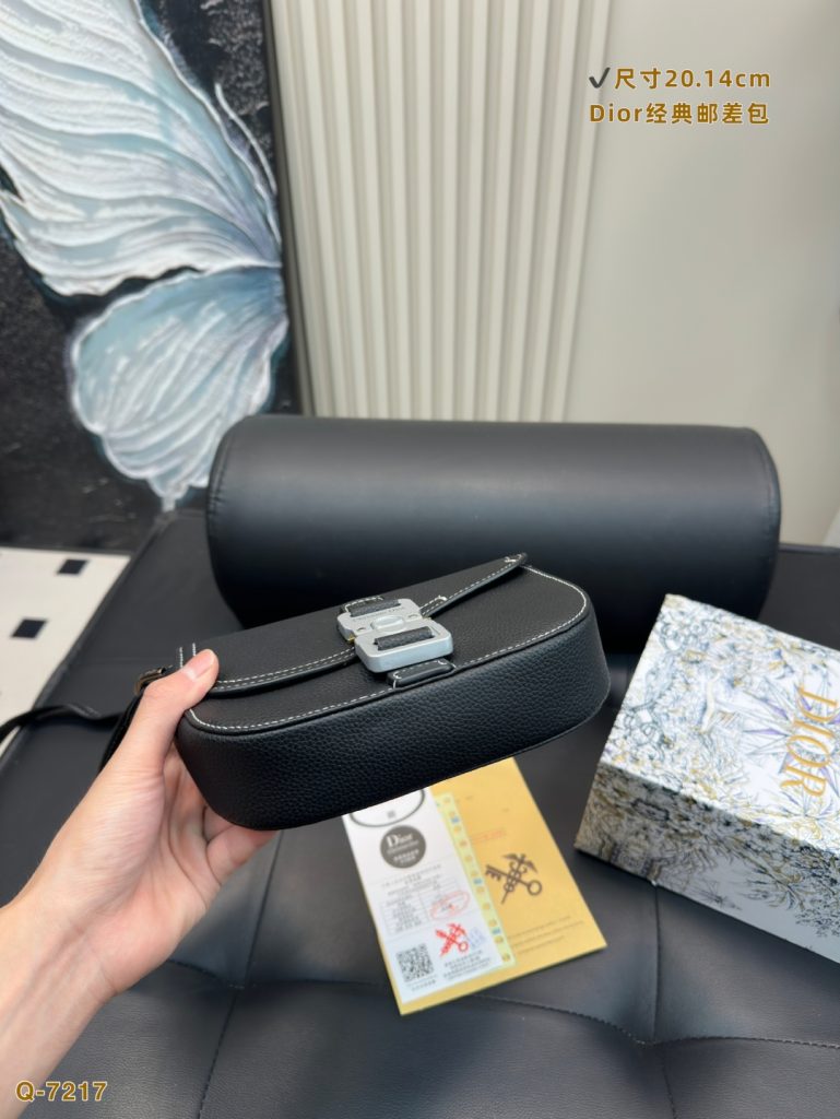 Dior モノグラム バッグ｜モノグラムと荷物を入れた時の形を実用目線で確認 - 商品画像 2