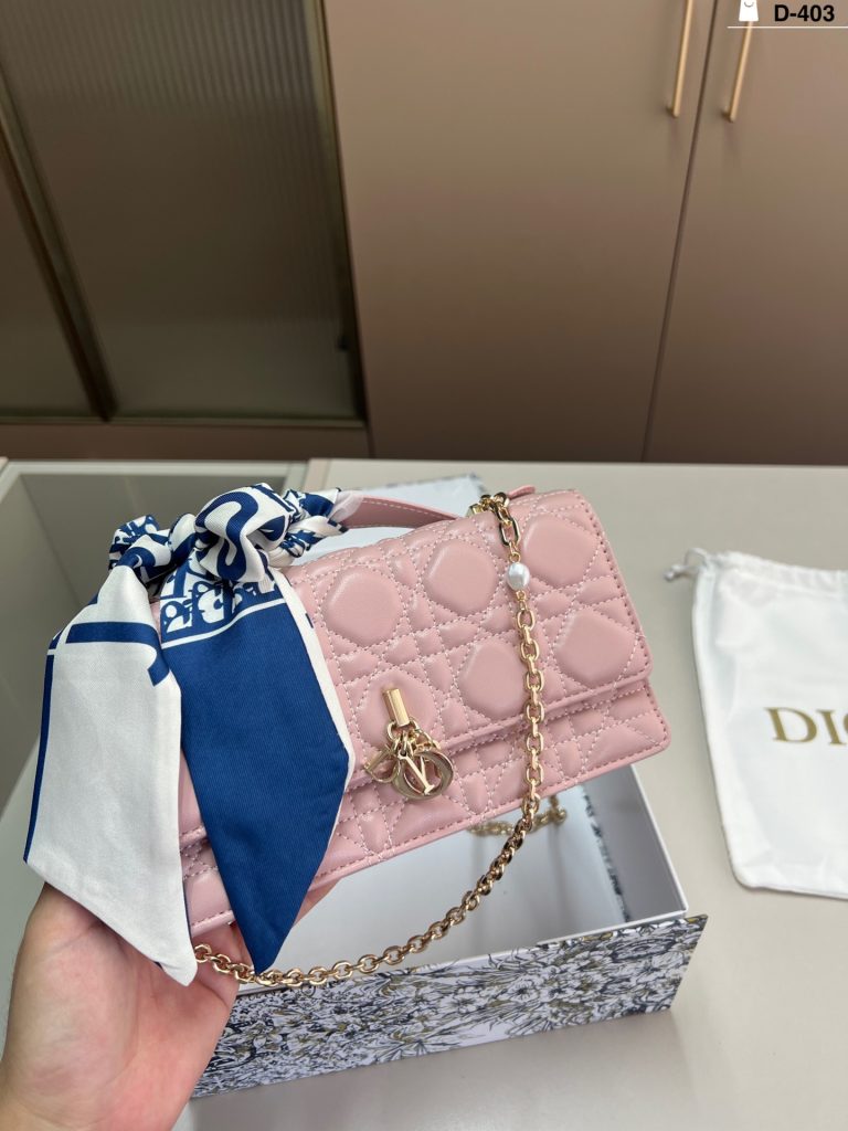 Diorディオール ショルダーバッグ エレガントで洗練されたモノグラムキャンバス レディース人気モデル 長く愛用できる一品 - 画像 4