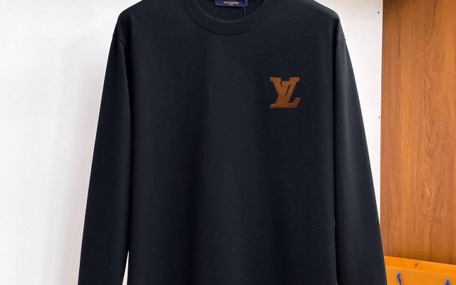 黒が映えるTシャツは日常で使いやすいか