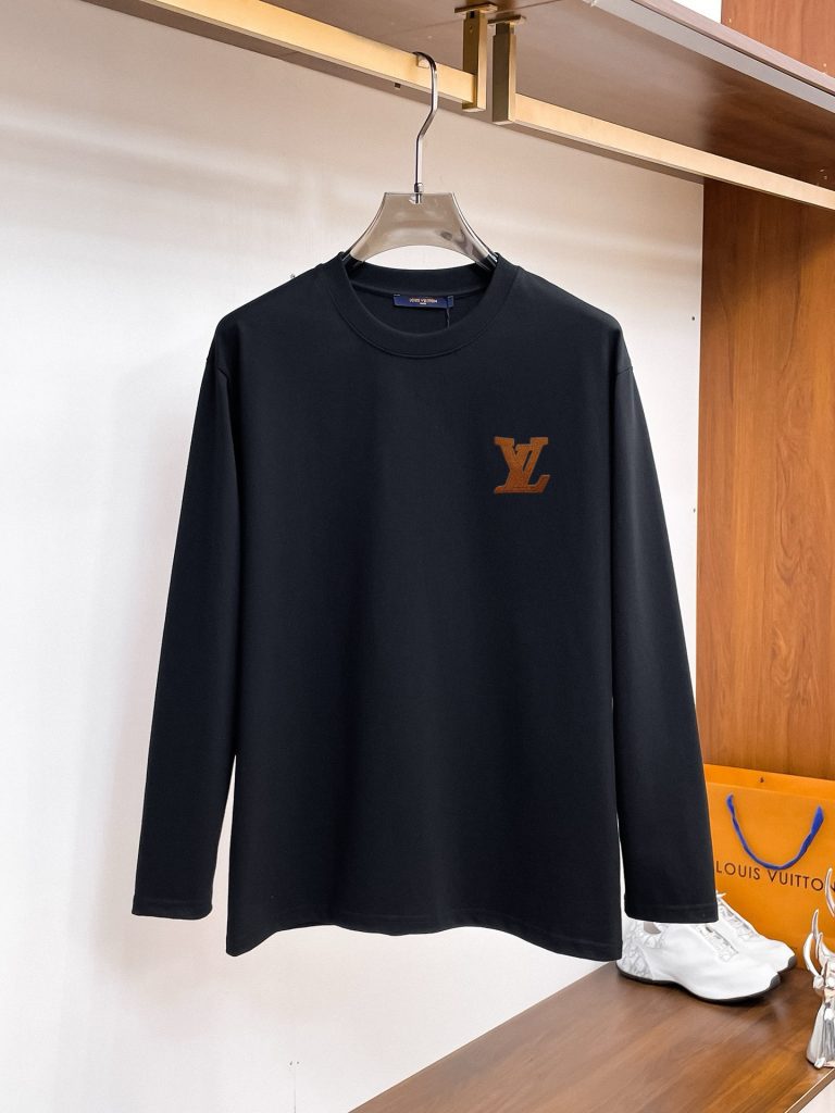 黒が映えるTシャツは日常で使いやすいか