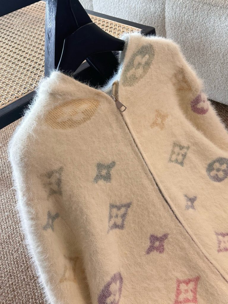 Louis Vuittonルイ・ヴィトン ファー風フード付きセーター パステル柄 1色入 - 画像 2