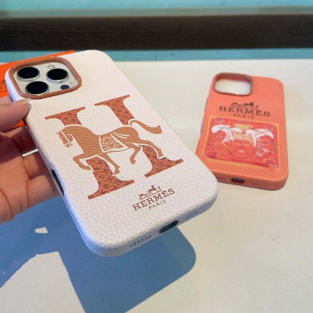 iPhoneケースエレガントなHERMES iPhone15 Pro用ケース 2色入 📱 - 画像 6