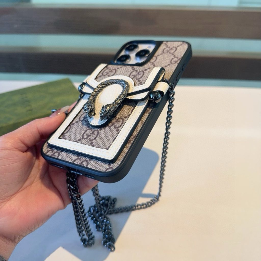 iPhoneケースGucci ブランドスマホケース レザー チェーン付き 2色入 - 画像 2