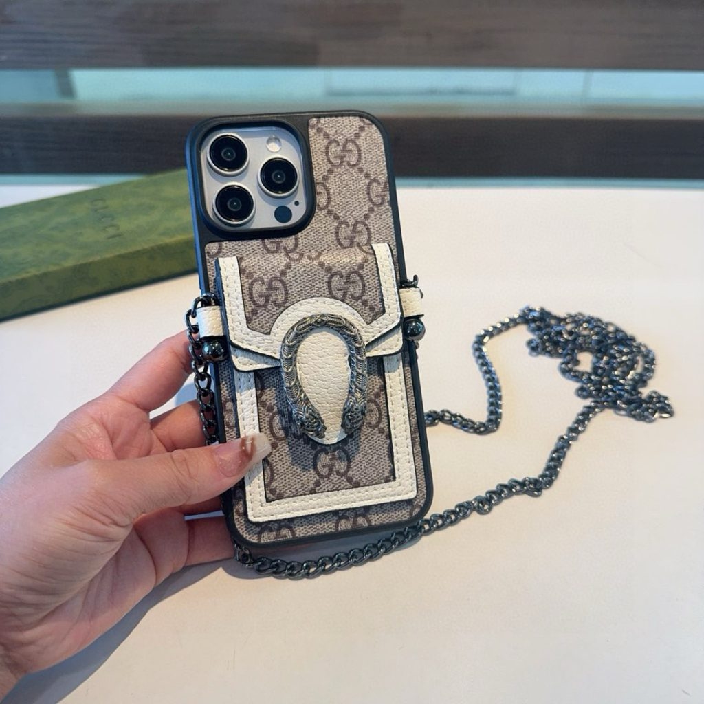 iPhoneケースGucci ブランドスマホケース レザー チェーン付き 2色入 - 画像 4