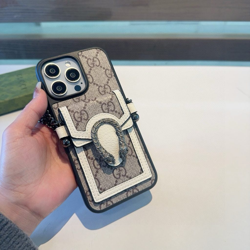 iPhoneケースGucci ブランドスマホケース レザー チェーン付き 2色入 - 画像 8