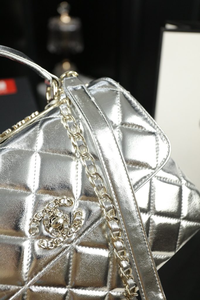 CHANEL デミ キャンバス ミニハンドバッグ ✨シルバー 25×19cm - 画像 4
