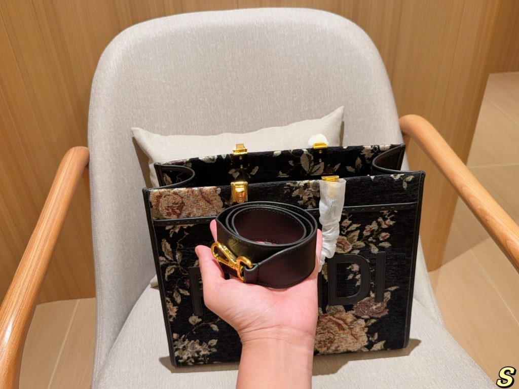 華やかなFENDI トートバッグ ブラック フloral柄 1色入 🌸 - 画像 8