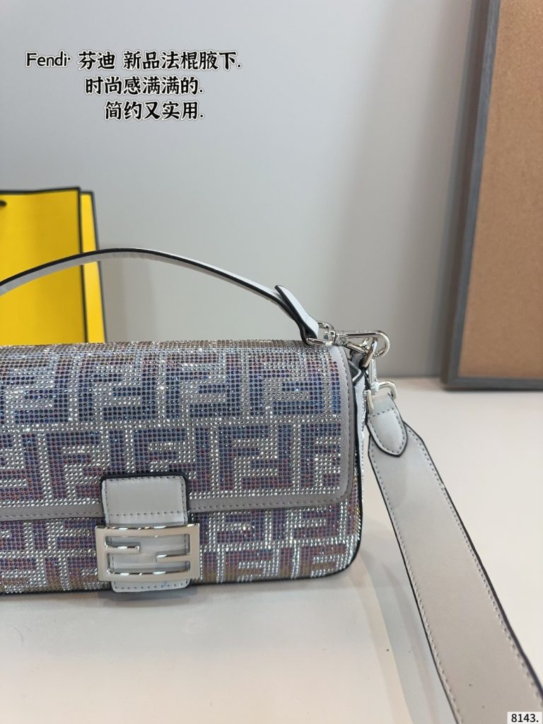 華やかなFENDI ミニボストンバッグ ラメカモフラージュ 2色入✨ - 画像 4