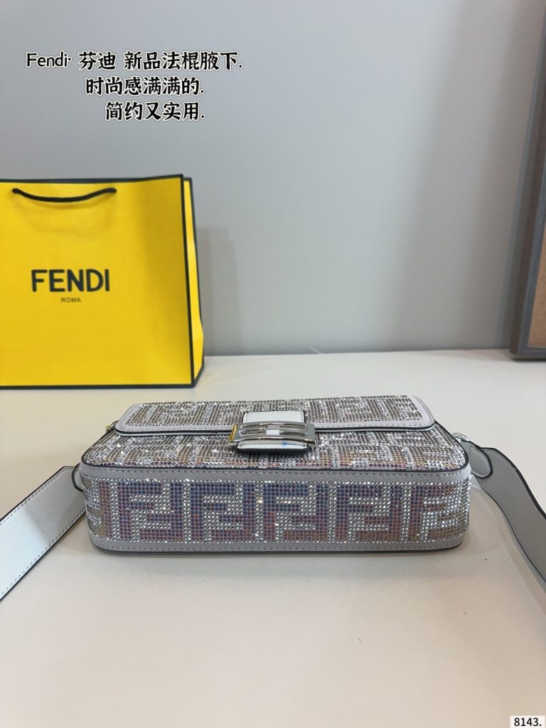 華やかなFENDI ミニボストンバッグ ラメカモフラージュ 2色入✨ - 画像 5