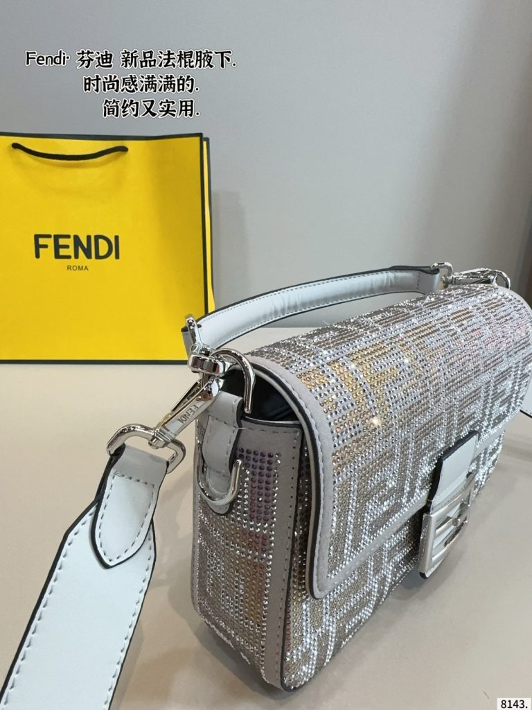 華やかなFENDI ミニボストンバッグ ラメカモフラージュ 2色入✨ - 画像 8