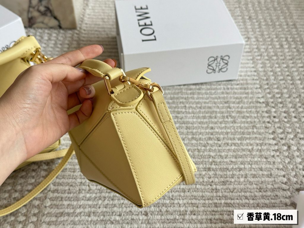 香草黄のLOEWE Puzzle ミニショルダー 18cm 🧩 - 画像 3