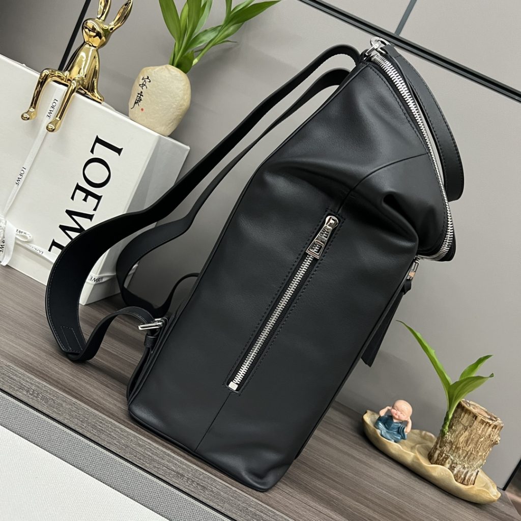 ロエベ 黒 バックパック 二つ折りデザイン スタイリッシュ 💼 - 画像 2