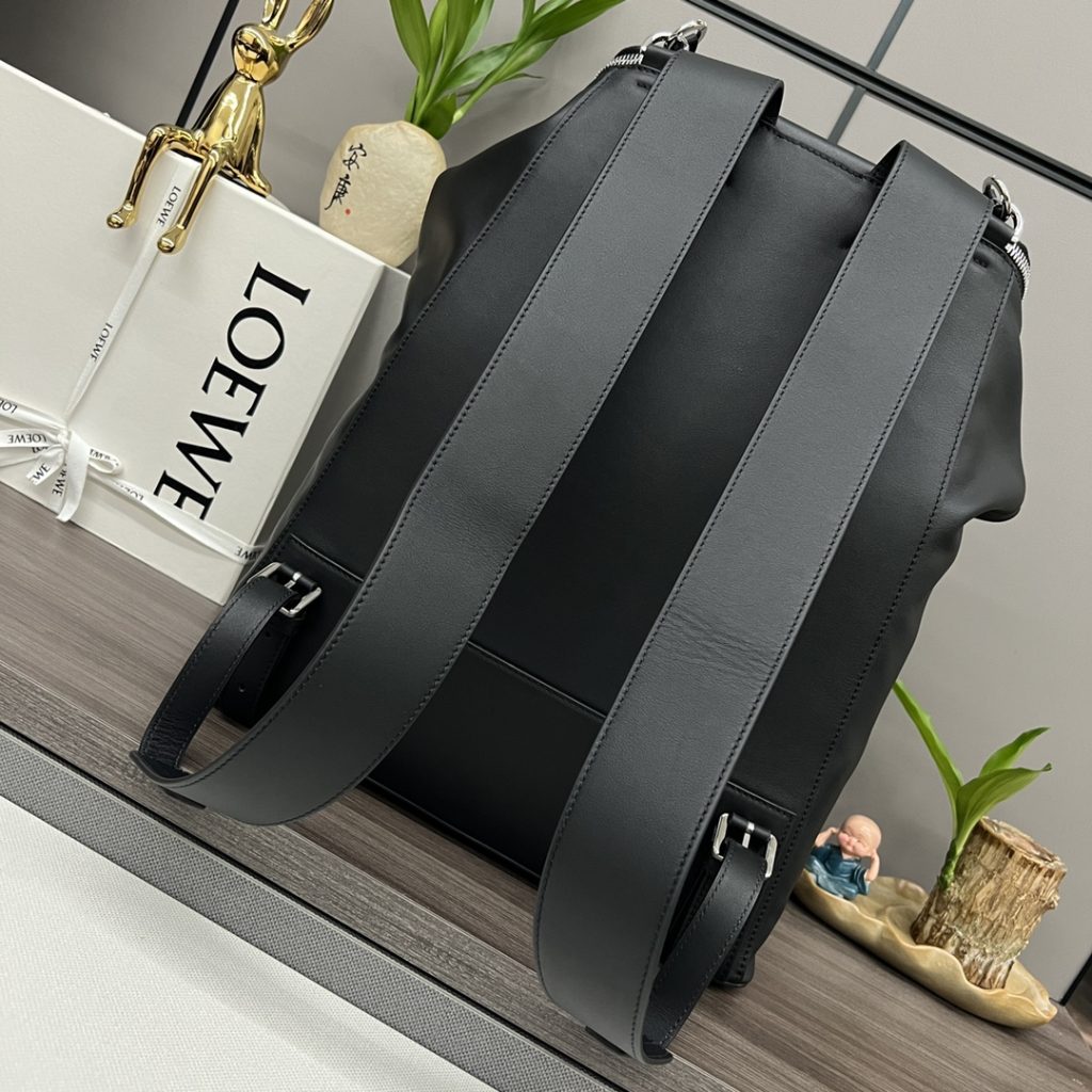 ロエベ 黒 バックパック 二つ折りデザイン スタイリッシュ 💼 - 画像 3
