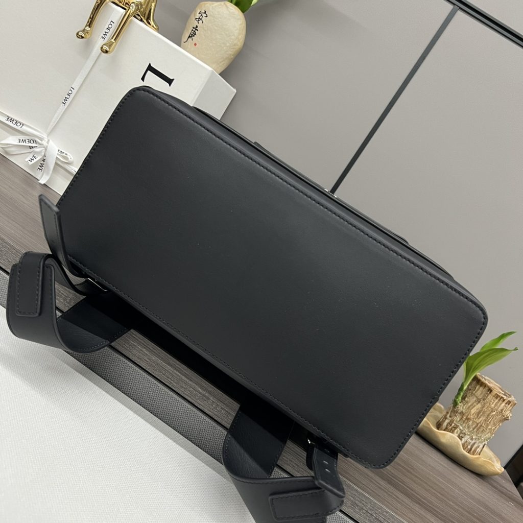ロエベ 黒 バックパック 二つ折りデザイン スタイリッシュ 💼 - 画像 4