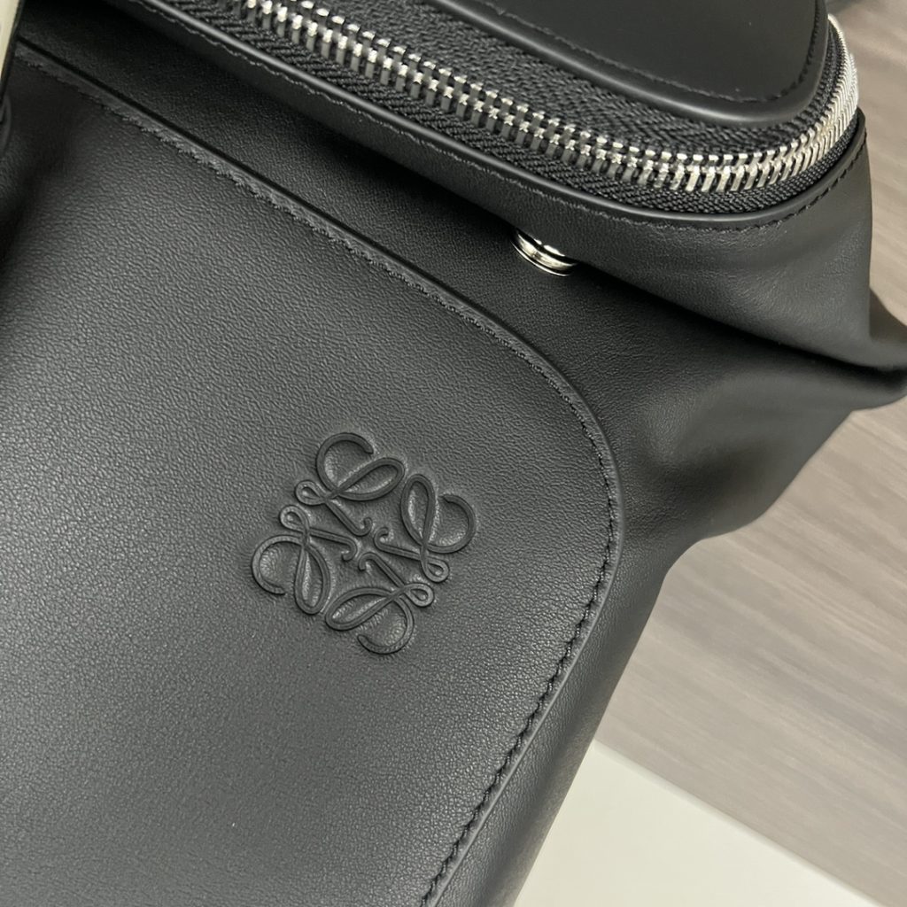 ロエベ 黒 バックパック 二つ折りデザイン スタイリッシュ 💼 - 画像 5
