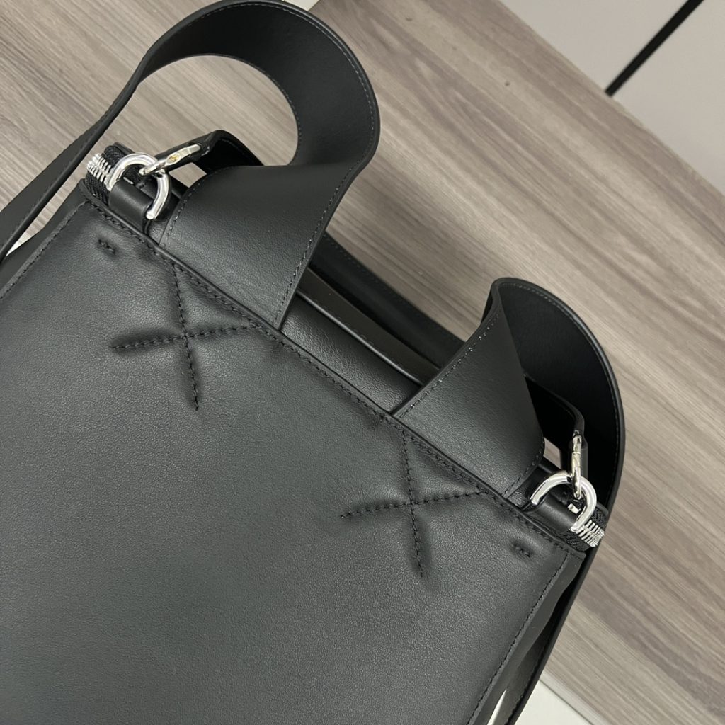 ロエベ 黒 バックパック 二つ折りデザイン スタイリッシュ 💼 - 画像 7