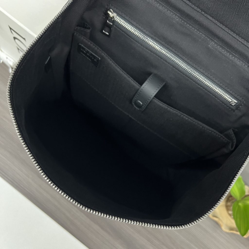 ロエベ 黒 バックパック 二つ折りデザイン スタイリッシュ 💼 - 画像 8