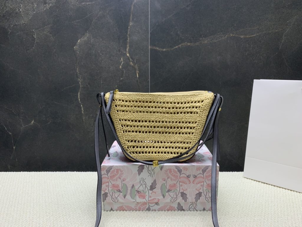 LOEWE ロエベ フェイクレザーインサート ラウンドトート 3色入 🌿 - 画像 2