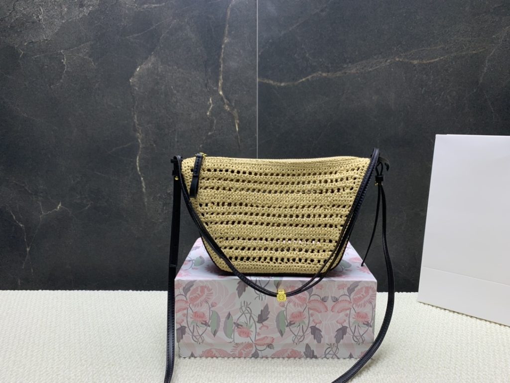 LOEWE ロエベ フェイクレザーインサート ラウンドトート 3色入 🌿 - 画像 3