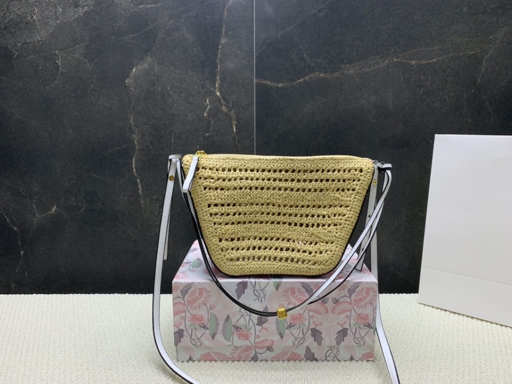 LOEWE ロエベ フェイクレザーインサート ラウンドトート 3色入 🌿 - 画像 4