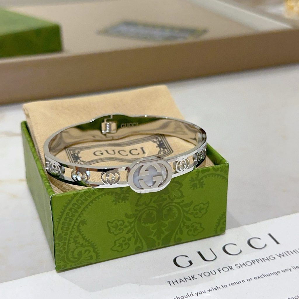 コートの日で見るGUCCIのブランド小物のロゴの見え方