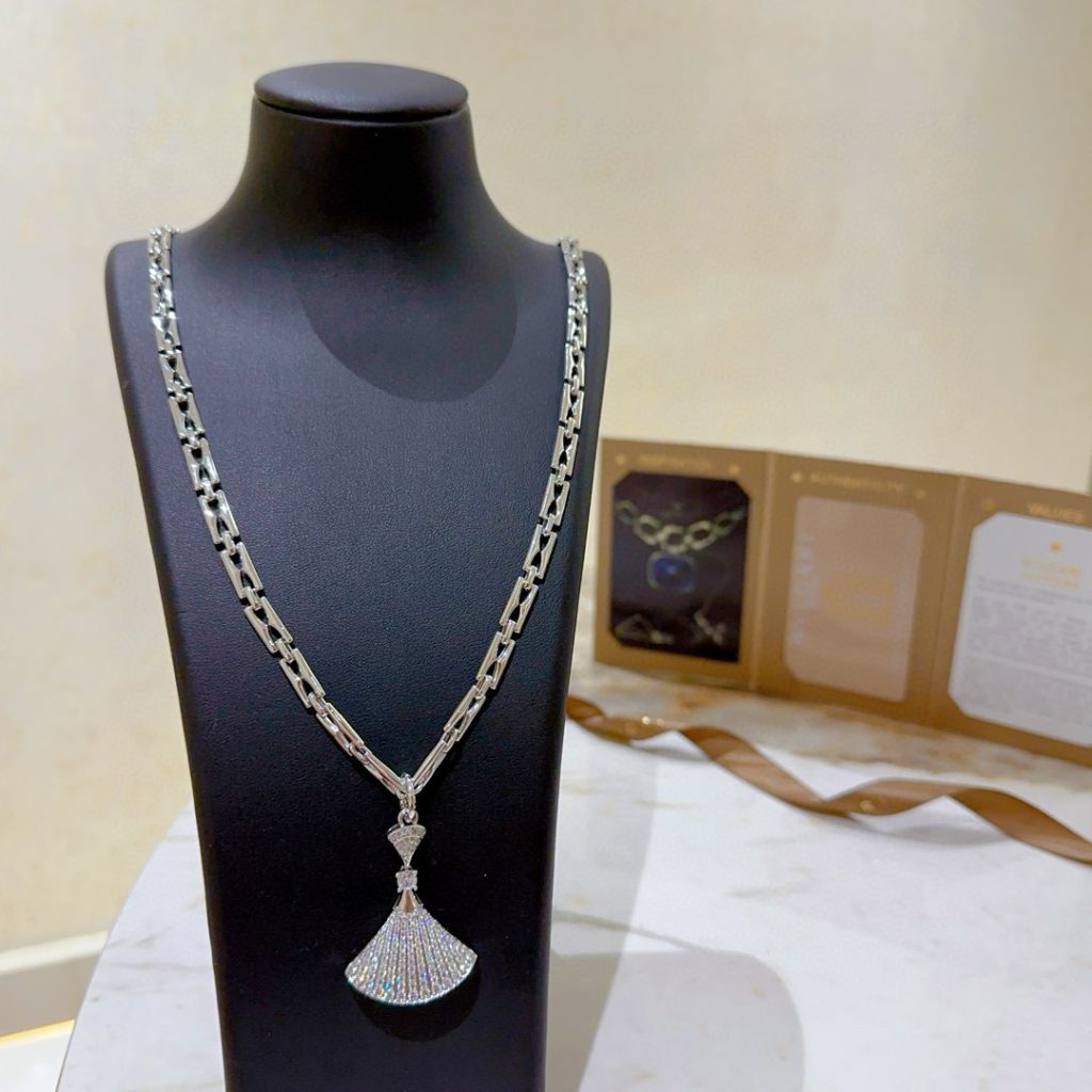 華やかな BVLGARI ネックレス ファン型 チャーム 1本入 💎 - 画像 2
