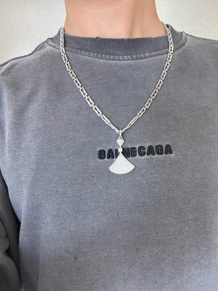 華やかな BVLGARI ネックレス ファン型 チャーム 1本入 💎 - 画像 3