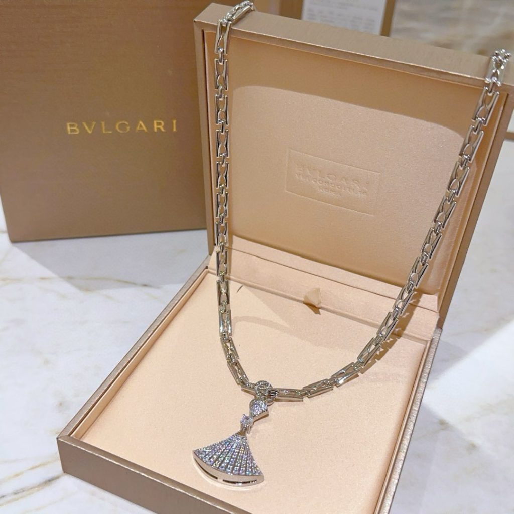 華やかな BVLGARI ネックレス ファン型 チャーム 1本入 💎 - 画像 4