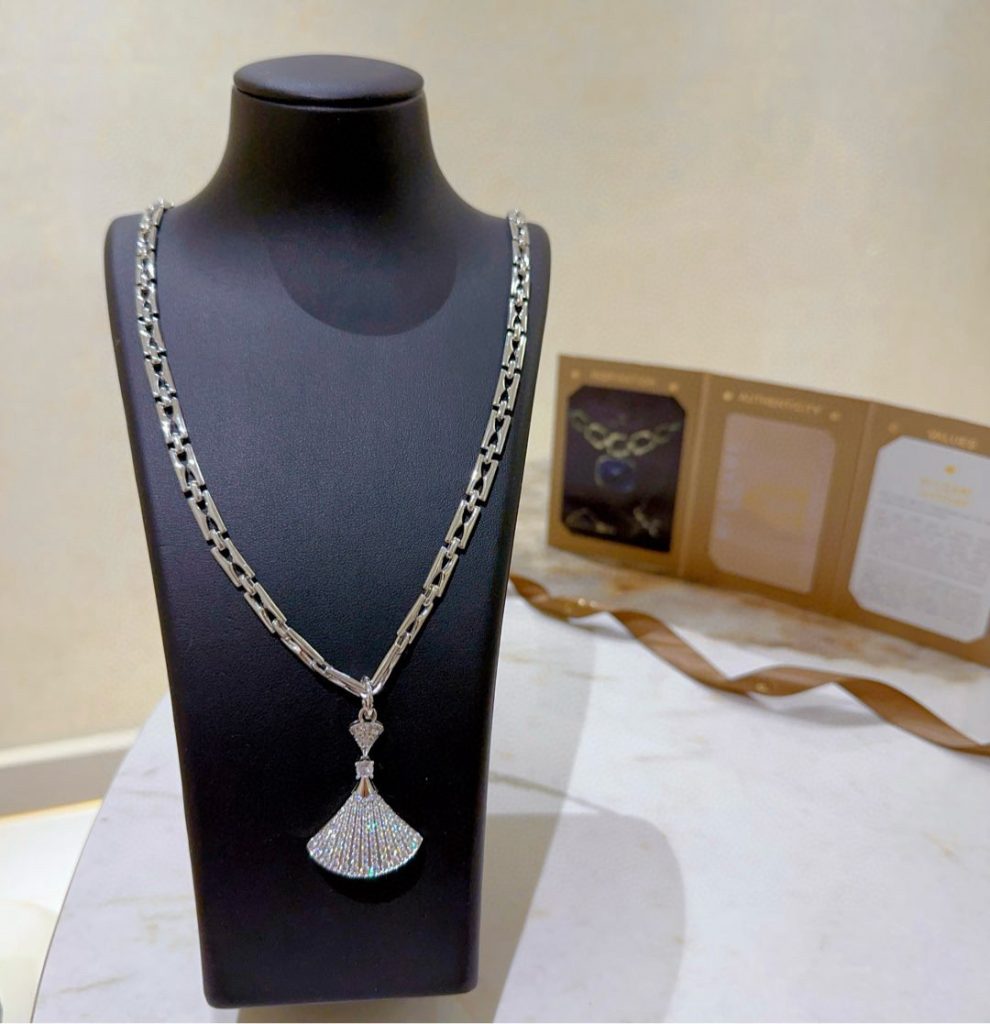 華やかな BVLGARI ネックレス ファン型 チャーム 1本入 💎 - 画像 5