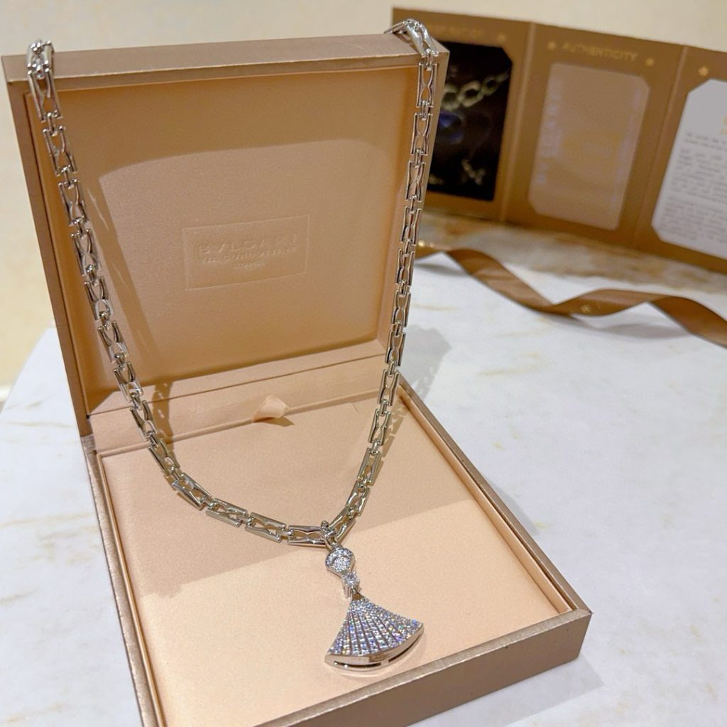 華やかな BVLGARI ネックレス ファン型 チャーム 1本入 💎 - 画像 8