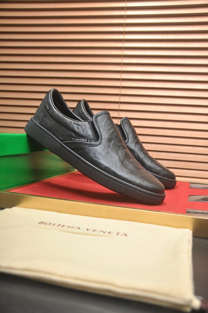 BOTTEGA VENETA メンズ ローファー 黒 1色入 🖤 - 画像 2