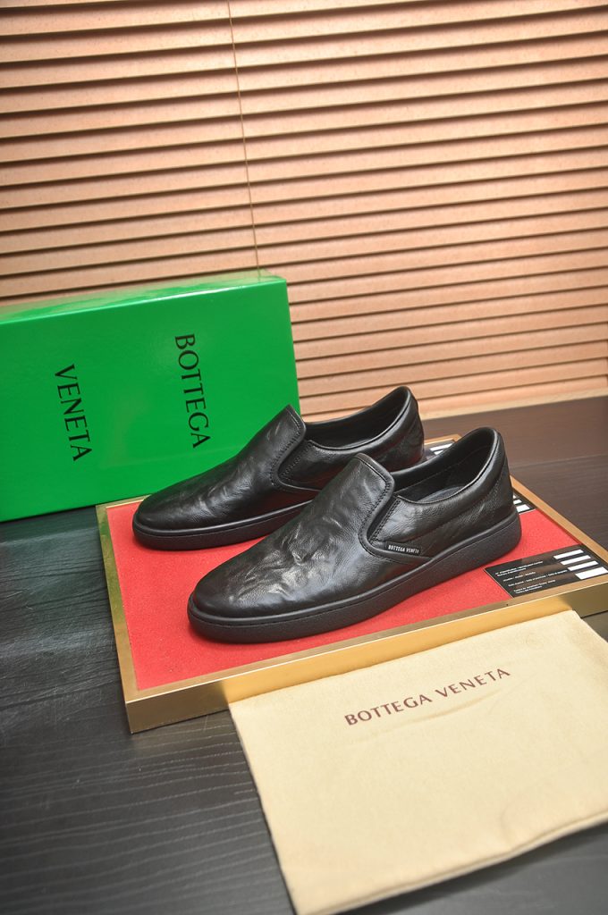 BOTTEGA VENETA メンズ ローファー 黒 1色入 🖤 - 画像 3