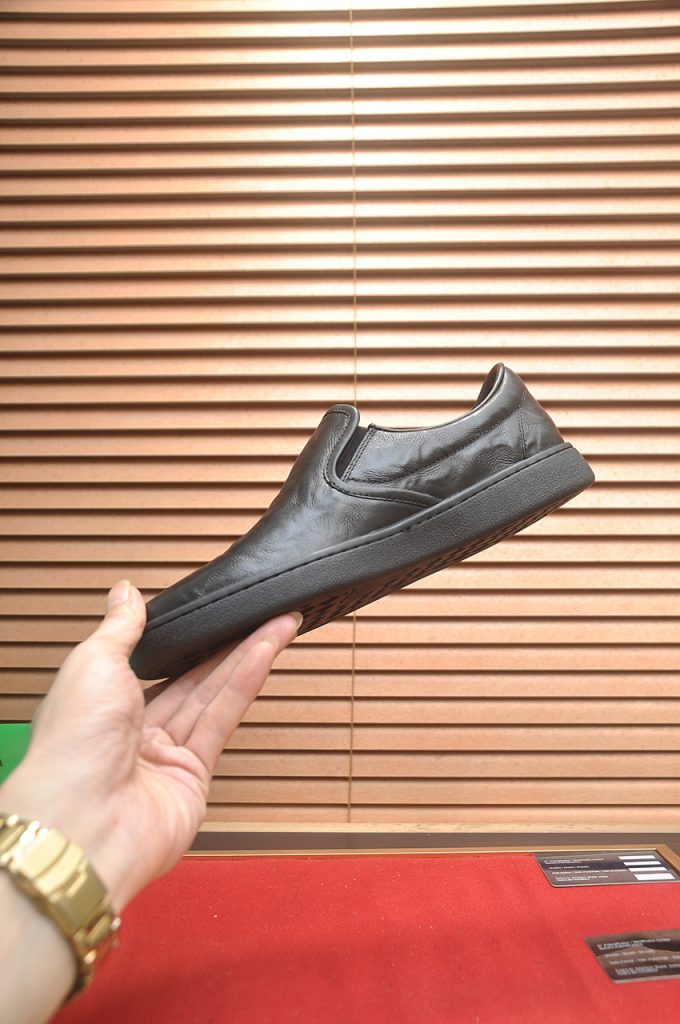 BOTTEGA VENETA メンズ ローファー 黒 1色入 🖤 - 画像 5