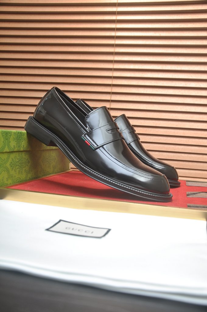 GUCCI メンズ ローファー 1色 本革製 41サイズ 高级感のあるブラック メンズシューズ 🖤 - 画像 2