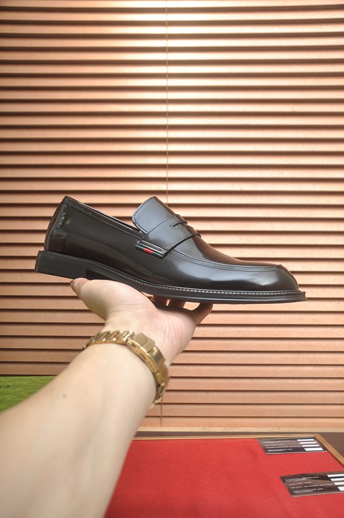 GUCCI メンズ ローファー 1色 本革製 41サイズ 高级感のあるブラック メンズシューズ 🖤 - 画像 4