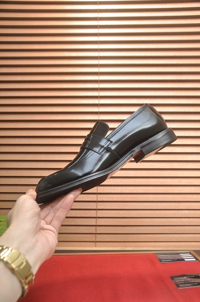 GUCCI メンズ ローファー 1色 本革製 41サイズ 高级感のあるブラック メンズシューズ 🖤 - 画像 5