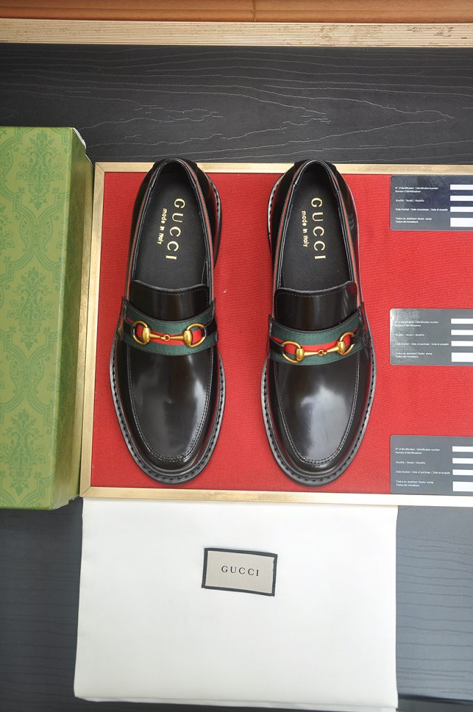 GUCCI メンズ ローファー ブラック グリーンレッドストライプ ゴールドバックル ファッ…｜雨の日に使いやすいシューズを写真で確認