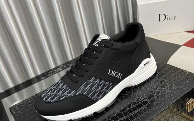 ブラック系スニーカーを服に合わせるなら見るべき3点