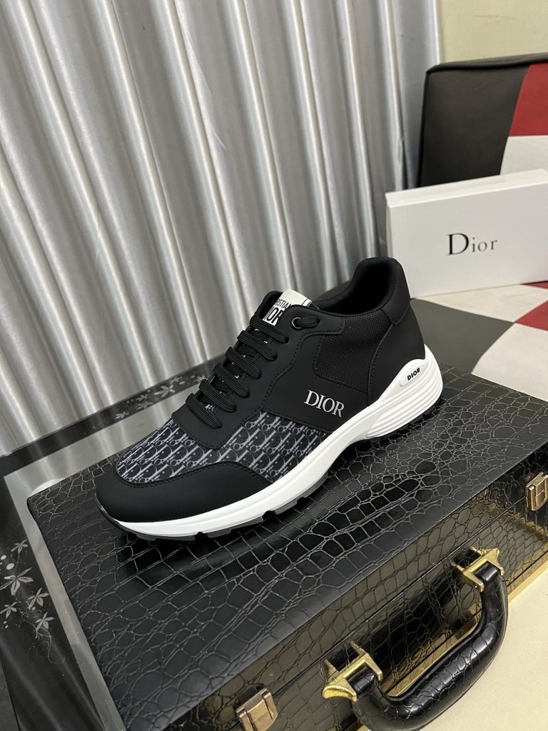 Diorのスニーカーを比べる日は持ち手から見る