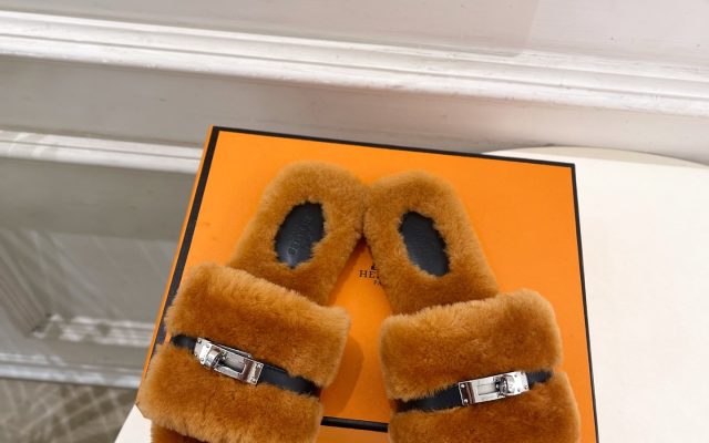 HERMÈS ファー フラットシューズ レディース ブラウン 37 オリーブ色 ファー ミュール 1枚 ✨