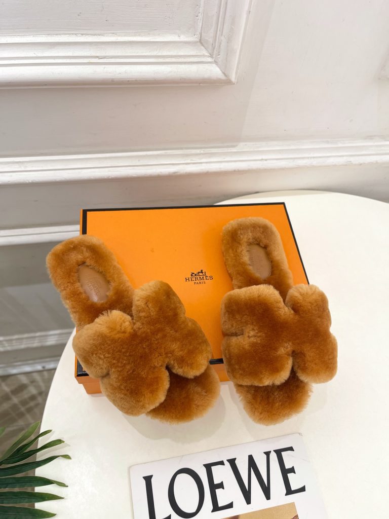 エレガントな HERMES ファーサンダル 1色 4つ葉のクローバー ファブリック レディース シューズ 🧡 - 画像 2