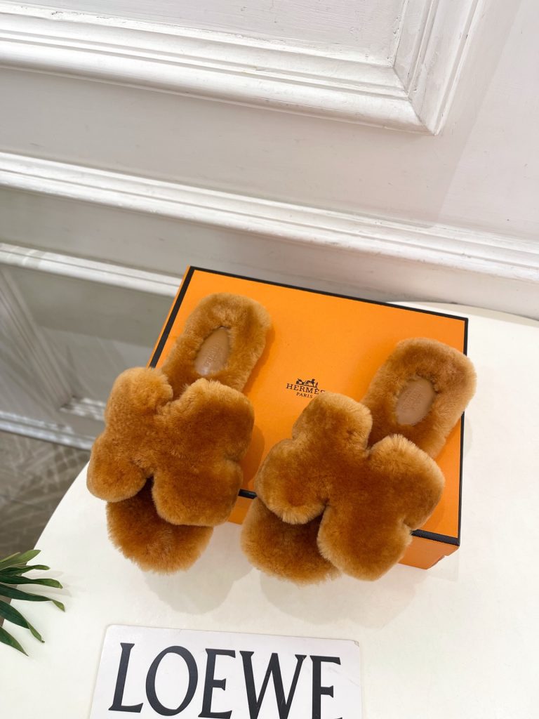 エレガントな HERMES ファーサンダル 1色 4つ葉のクローバー ファブリック レディース シューズ 🧡 - 画像 3