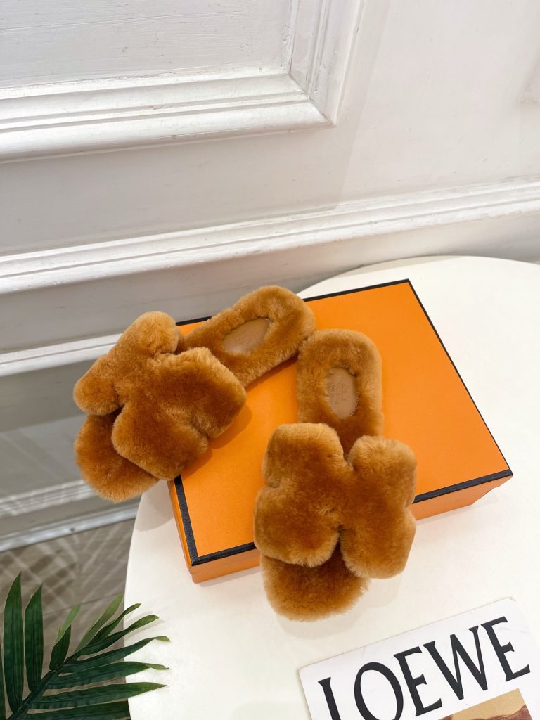 エレガントな HERMES ファーサンダル 1色 4つ葉のクローバー ファブリック レディース シューズ 🧡 - 画像 4