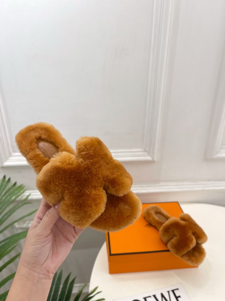 エレガントな HERMES ファーサンダル 1色 4つ葉のクローバー ファブリック レディース シューズ 🧡 - 画像 5