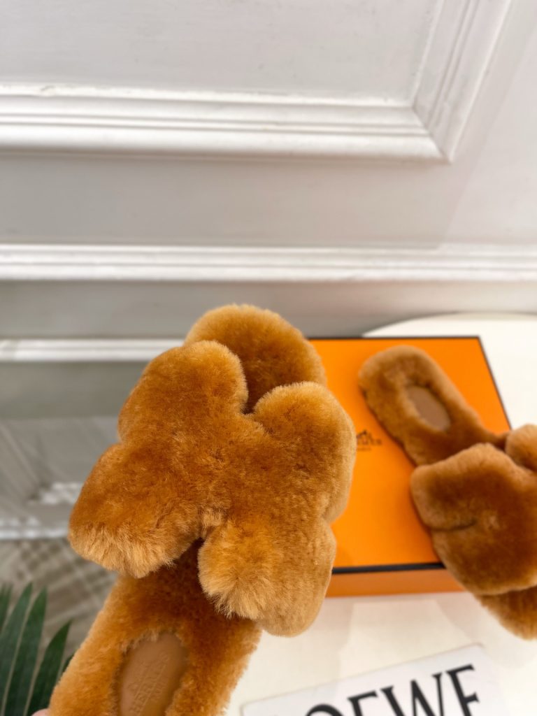 エレガントな HERMES ファーサンダル 1色 4つ葉のクローバー ファブリック レディース シューズ 🧡 - 画像 6
