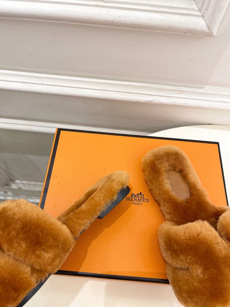エレガントな HERMES ファーサンダル 1色 4つ葉のクローバー ファブリック レディース シューズ 🧡 - 画像 7