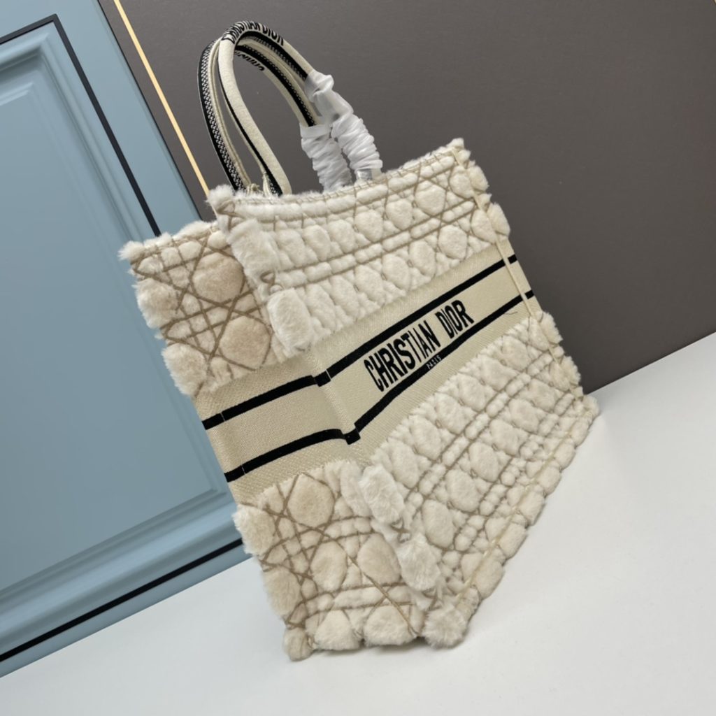 ディオール　バッグ　Dior　定番人気　 Book Tote　 Original　オブリーク ブック トート　白　刺繍入れ - 画像 2